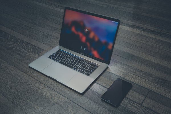Quels sont les meilleurs paramètres d'économie d'énergie pour un MacBook Pro lors de déplacements?