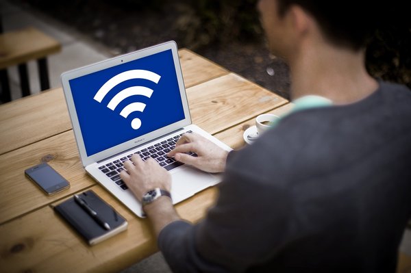 Quels sont les avantages de l'adoption de la norme Wi-Fi 6 pour les petites entreprises?